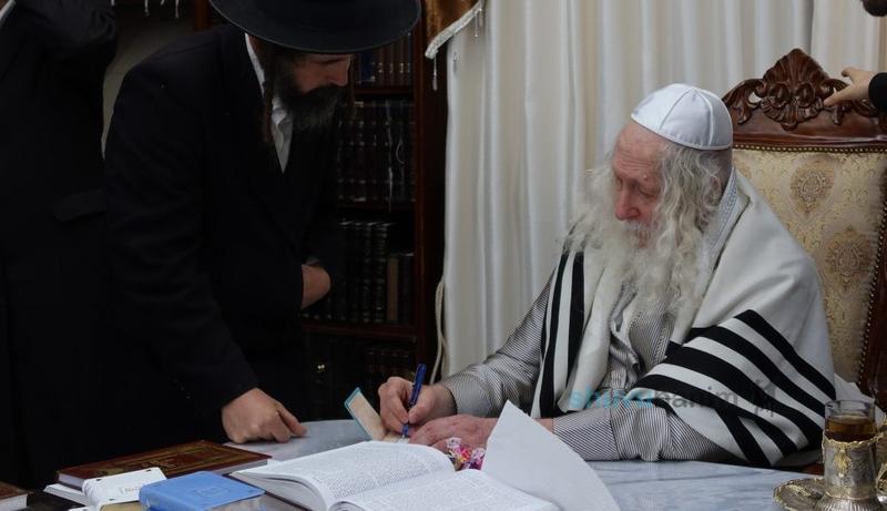 תִּכּוֹן בֵּית תְּפִלָּתִי • גבאי ופעילי בית המדרש בקבלת מעות חנוכה בקודש פנימה