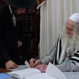 תִּכּוֹן בֵּית תְּפִלָּתִי • גבאי ופעילי בית המדרש בקבלת מעות חנוכה בקודש פנימה