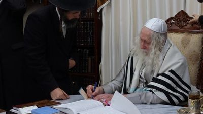 תִּכּוֹן בֵּית תְּפִלָּתִי • גבאי ופעילי בית המדרש בקבלת מעות חנוכה בקודש פנימה