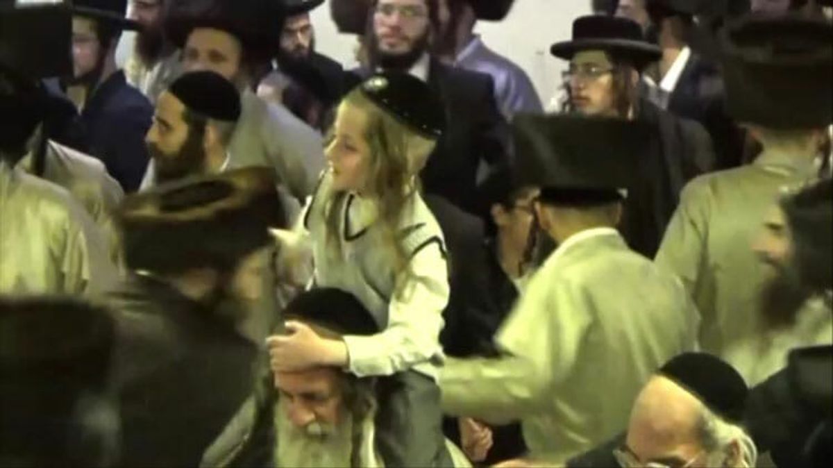 צפו: 'שובו בנים' חוגגים את שחרורו של רבם הרב אליעזר ברלנד שליט"א חג הפסח תשע"ז