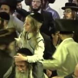 צפו: 'שובו בנים' חוגגים את שחרורו של רבם הרב אליעזר ברלנד שליט"א חג הפסח תשע"ז