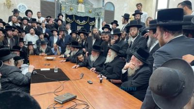 זֶה יְנַחֲמֶנּוּ • הגה"צ רבי אליעזר ברלנד שליט"א וגדולי האדמורי"ם בניחום אבלים אצל כ"ק האדמו"ר מספינקא שליט"א על פטירת בתו