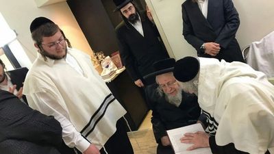 כ"ק האדמור מסטראפקוב שליטא בביקורו אצל הגה"צ הרב אליעזר ברלנד שליט"א - "כולם יראו את הרב ויבינו מה זה מראה כהן, ממש כהן גדול"