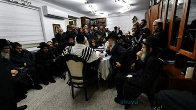 Shiur in Rav Berland’s Home to Group from Harish