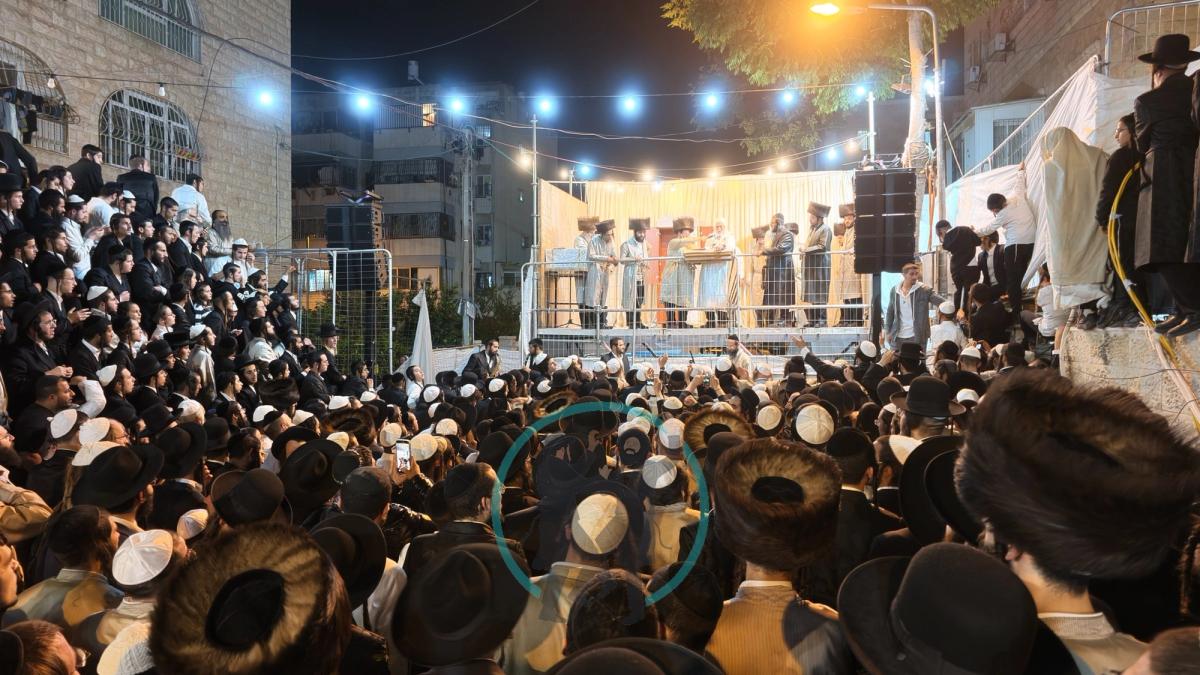 הקהל בהקפות שניות תשפ״ז עם הרב ברלנד בירושלים
