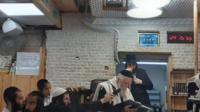 תפילת שחרית ושיעור בדף היומי עם הרב שליט"א