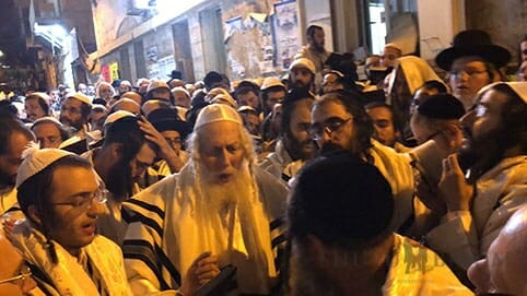 ברכת הלבנה בהתעוררות גדולה במוצאי כיפור עם הגה"צ הרב אליעזר ברלנד שליט"א