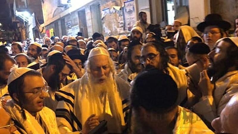 ברכת הלבנה בהתעוררות גדולה במוצאי כיפור עם הגה"צ הרב אליעזר ברלנד שליט"א