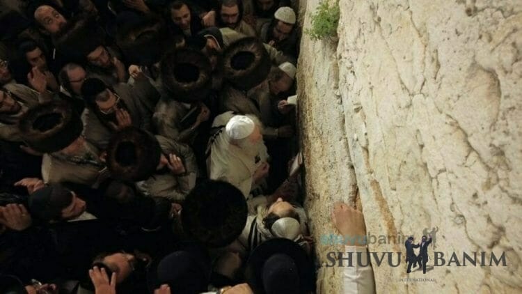 "And There We Shall Ascend and Appear" -- Rav Eliezer Berland Shlit"a Ascends to Kotel in Honor of Pesach Holiday
