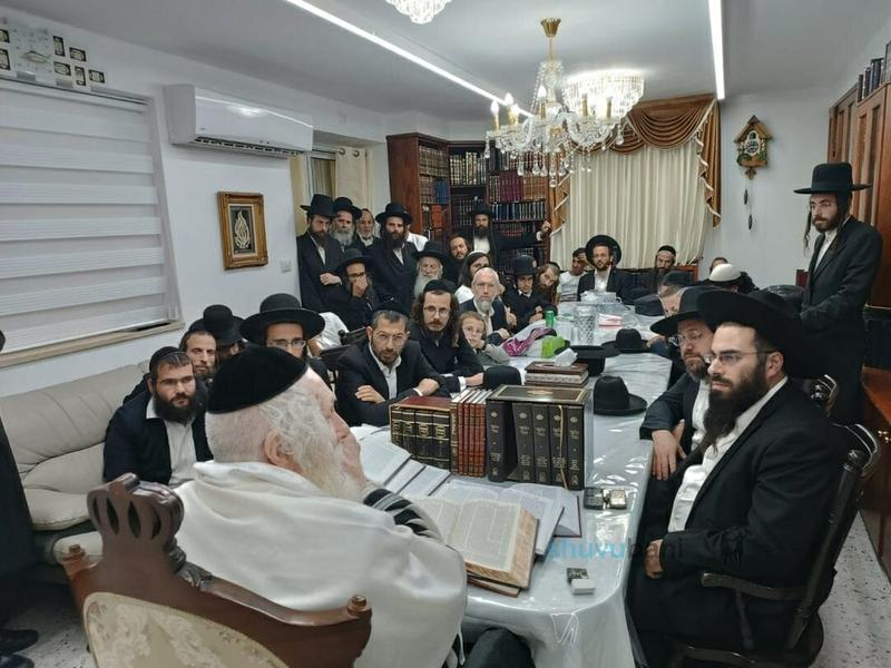 מתפללי בית הכנסת 'מזמור לתודה' בתל ציון זכו להכנס לשיעור במעונו של הגה"צ רבי