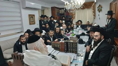 מתפללי בית הכנסת 'מזמור לתודה' בתל ציון זכו להכנס לשיעור במעונו של הגה"צ רבי אליעזר ברלנד שליט"א