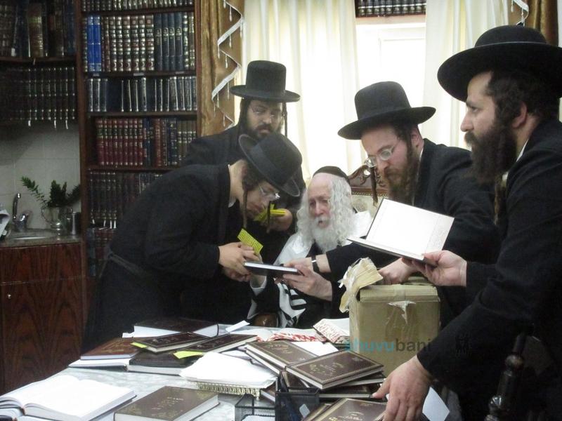 יָדוֹ פְתוּחָה לְכָל מַשְׁכִּימֵי בֹּקֶר  • בחורי ישיבת חכמה ודעת המשכימים קום