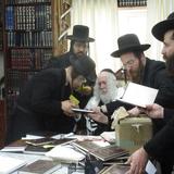 יָדוֹ פְתוּחָה לְכָל מַשְׁכִּימֵי בֹּקֶר  • בחורי ישיבת חכמה ודעת המשכימים קום זכו לקבל שי מהגה"צ רבי אליעזר ברלנד שליט"א