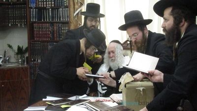 יָדוֹ פְתוּחָה לְכָל מַשְׁכִּימֵי בֹּקֶר • בחורי ישיבת חכמה ודעת המשכימים קום זכו לקבל שי מהגה"צ רבי אליעזר ברלנד שליט"א