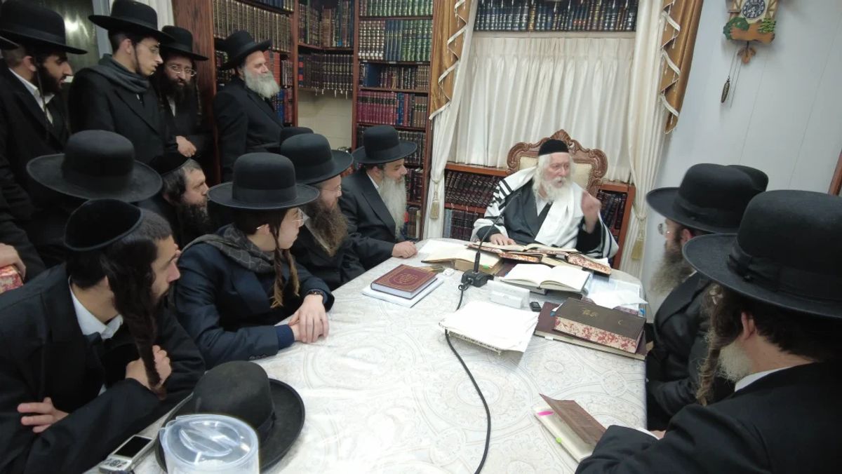 שיעור לבחורי ישיבה גדולה 'חכמה ודעת' במעונו של הגה"צ רבי אליעזר ברלנד שליט"א