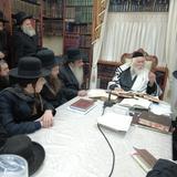 שיעור לבחורי ישיבה גדולה 'חכמה ודעת' במעונו של הגה"צ רבי אליעזר ברלנד שליט"א