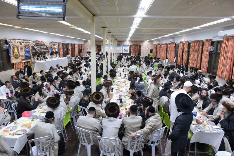 סעודות השבת ברב עם, שמחה וניגונים