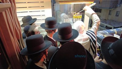 בְּשִׁיר מִזְמוֹר ◇ תיעוד מהדלקת הנר הרביעי במעון קודשו של הגה"צ רבי אליעזר ברלנד שליט"א