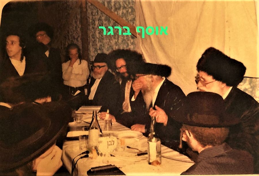 מורנו הרב יושב לצד רבו רבי לוי יצחק בנדר בטיש בסוכות