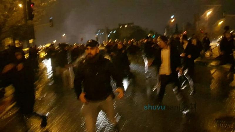 מעצר ברוטלי ומזעזע של מנהיג ברסלב שובו בנים במהלך שיעור גמרא ותפילה המונית