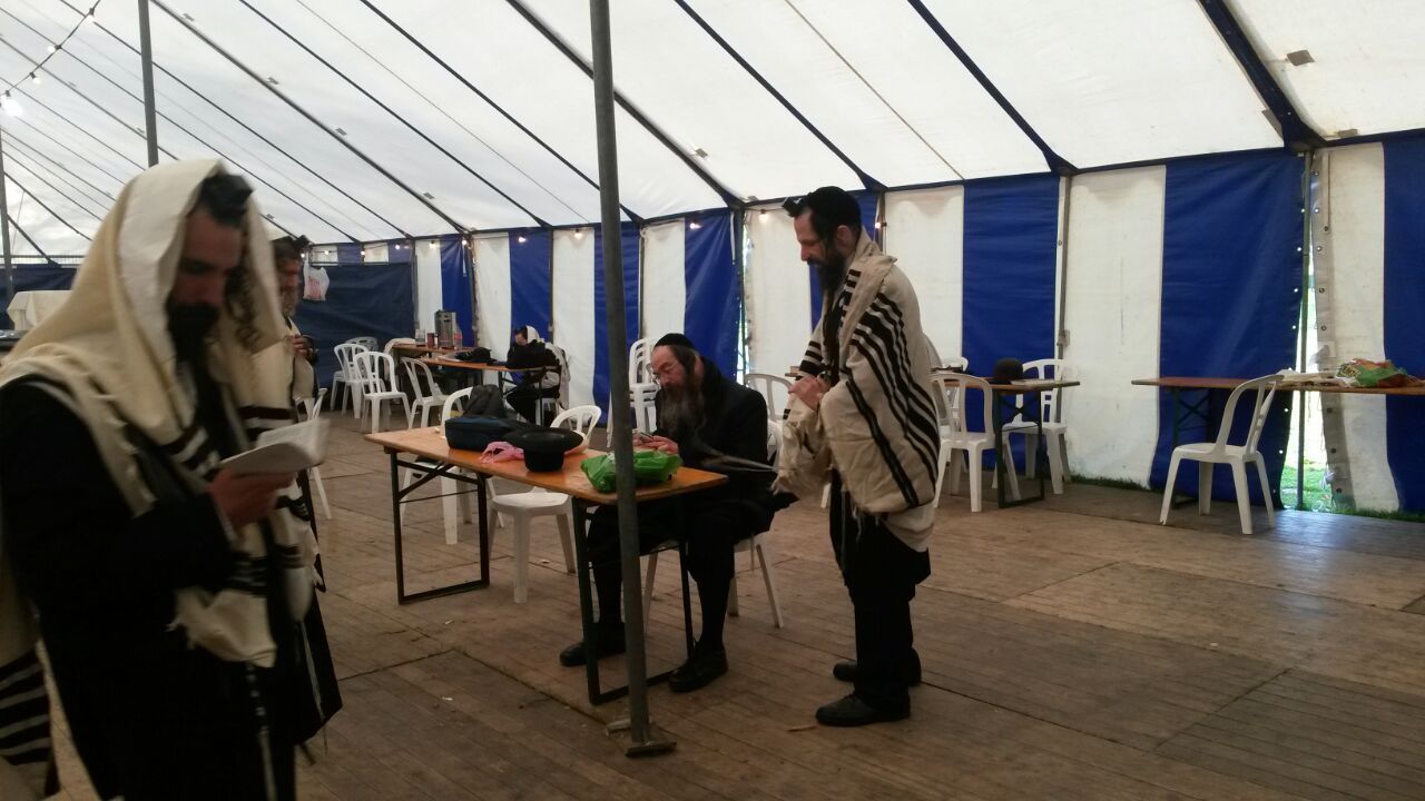 המוהל הרה"ח חיים אלעזר ברנדסדורפר במטוס בדרך לצדיק בהולנד