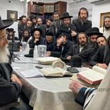 שיעור לאברכים מישיבת חוט של חסד במעונו של הגה"צ רבי אליעזר ברלנד שליט"א