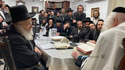 שיעור לאברכים מישיבת חוט של חסד במעונו של הגה"צ רבי אליעזר ברלנד שליט"א