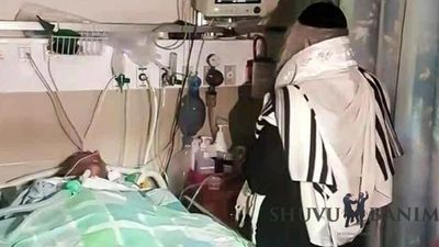 הצדיק רואה מתחילת העולם ועד סופו - הגה"צ הרב אליעזר ברלנד שליט"א הגיע לביקור חולים ופעל ניסים וישועות