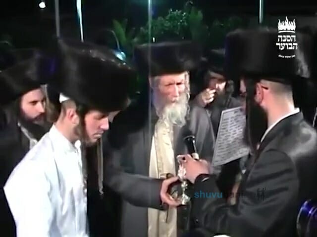 תיעוד נדיר: סידור חופה וקידושין לנכדו - הגה"צ הרב אליעזר ברלנד שליט"א