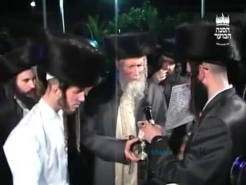 תיעוד נדיר: סידור חופה וקידושין לנכדו - הגה"צ הרב אליעזר ברלנד שליט"א