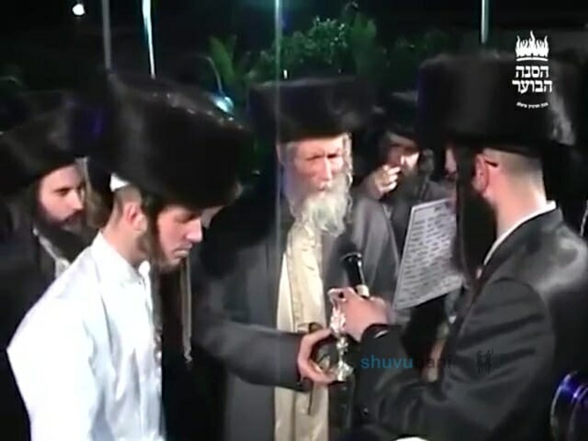 תיעוד נדיר: סידור חופה וקידושין לנכדו - הגה"צ הרב אליעזר ברלנד שליט"א