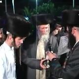 תיעוד נדיר: סידור חופה וקידושין לנכדו - הגה"צ הרב אליעזר ברלנד שליט"א