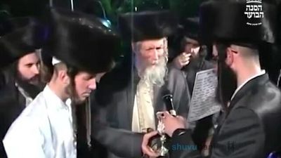 תיעוד נדיר: סידור חופה וקידושין לנכדו - הגה"צ הרב אליעזר ברלנד שליט"א