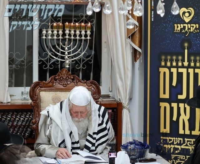 וְקָרֵב קֵץ הַיְּשׁוּעָה • כנס חנוכה ליתומי ארגון 'יקירינו' במעונו של הגה"צ רבי אליעזר ברלנד שליט"א