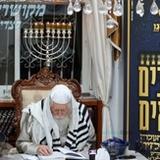 וְקָרֵב קֵץ הַיְּשׁוּעָה • כנס חנוכה ליתומי ארגון 'יקירינו' במעונו של הגה"צ רבי אליעזר ברלנד שליט"א