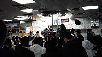 תפילת שחרית ושיעור תורה של הגה"צ הרב אליעזר ברלנד שליט"א - גלריית תמונות מרהיבה