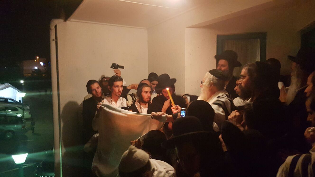 צפו: זאת חנוכה תשע"ו עם הגה"צ הרב אליעזר ברלנד שליט"א בדרום אפריקה