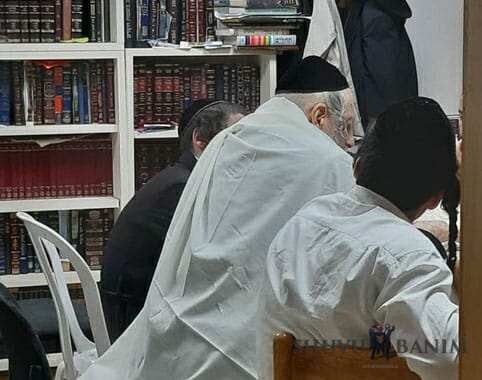 הגה"צ הרב אליעזר ברלנד שליט"א לומד עם משפחת שנבויים