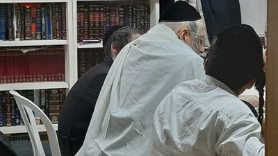 הגה"צ הרב אליעזר ברלנד שליט"א לומד עם משפחת שנבויים