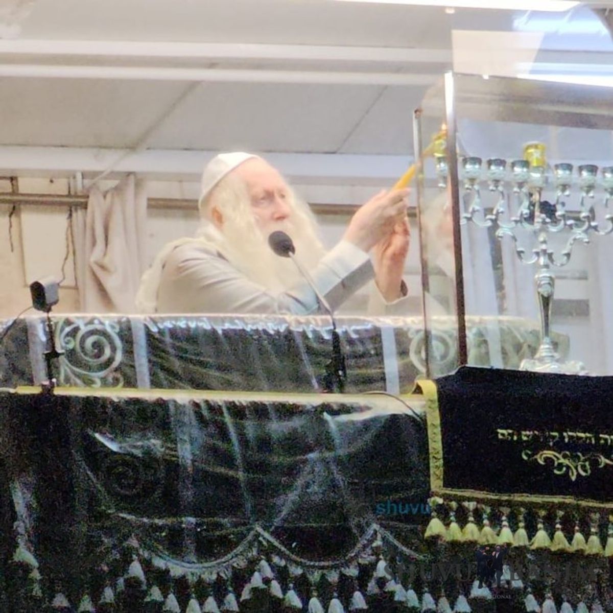 לְהַדְלִיק נֵר חֲנוּכָּה • הגה"צ רבי אליעזר ברלנד שליט"א בהדלקת נר ראשון של חנוכה