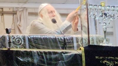 לְהַדְלִיק נֵר חֲנוּכָּה • הגה"צ רבי אליעזר ברלנד שליט"א בהדלקת נר ראשון של חנוכה