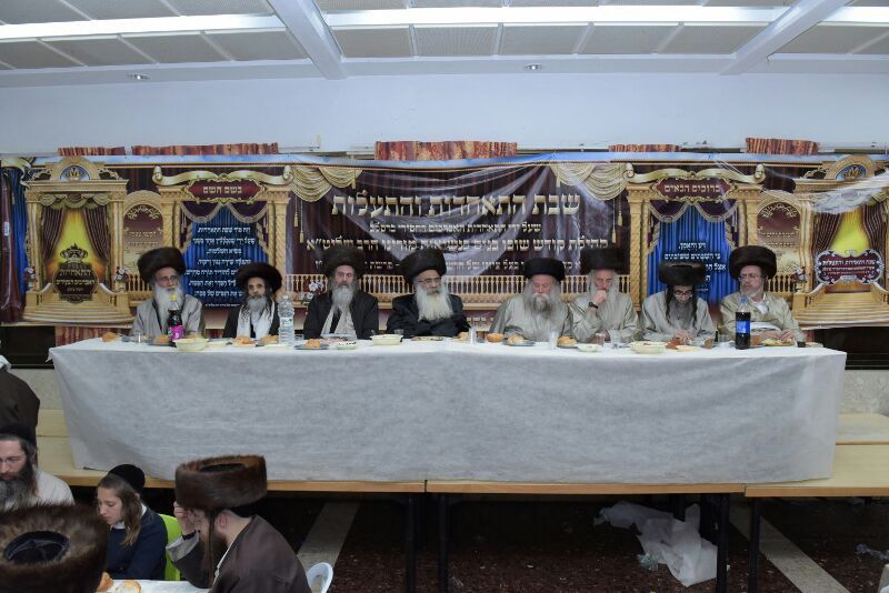 חלק מהרבנים והמשפיעים שהשתתפו בשבת ההתאחדות במירון