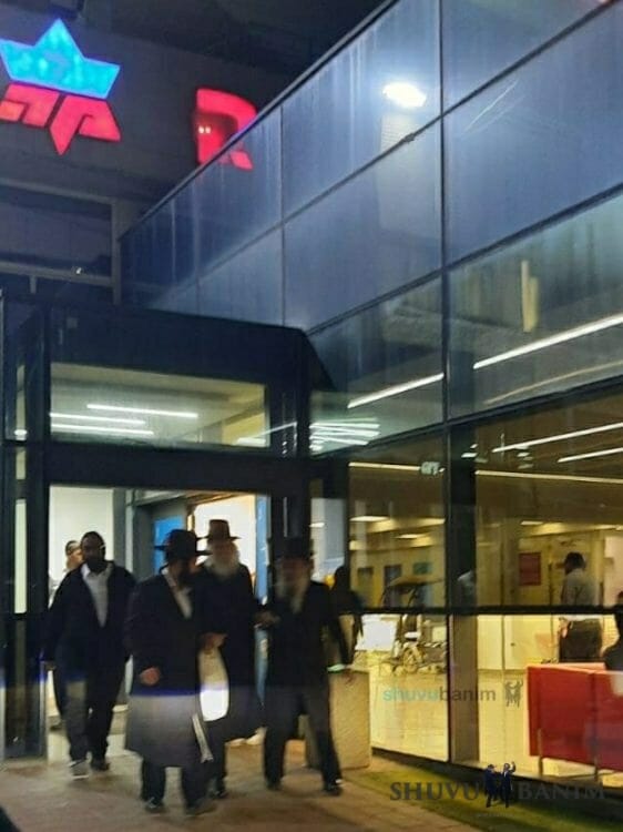 Rav Berland Shlit"a in Hospital Visit to Rav Shimon Badani Shlit"a