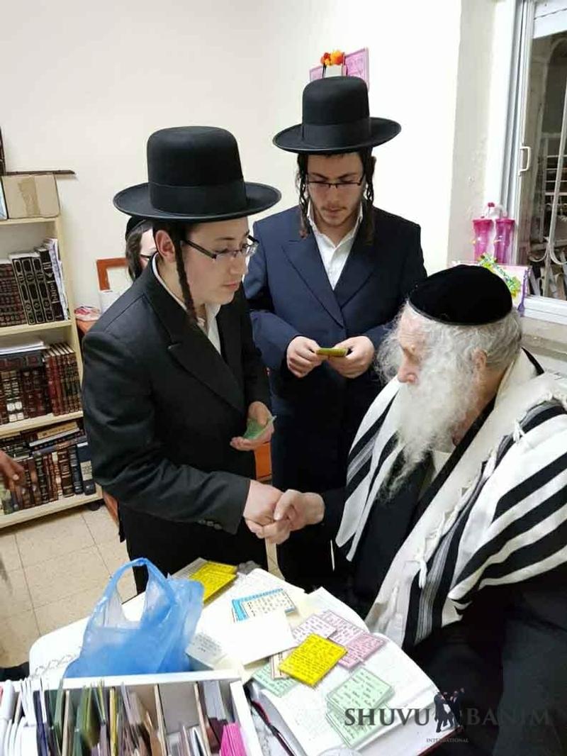 שיא הסבלנות ואהבת ישראל: הגה"צ הרב אליעזר ברלנד שליט"א לומד עם בחור בחוג בית