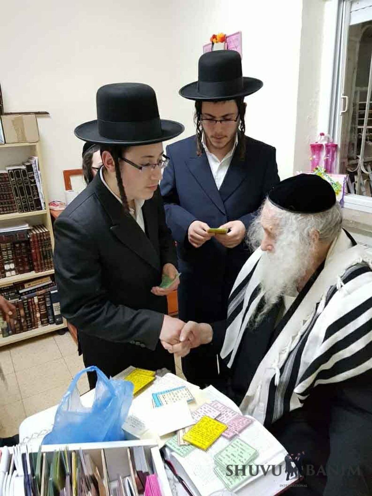 שיא הסבלנות ואהבת ישראל: הגה"צ הרב אליעזר ברלנד שליט"א לומד עם בחור בחוג בית