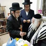 שיא הסבלנות ואהבת ישראל: הגה"צ הרב אליעזר ברלנד שליט"א לומד עם בחור בחוג בית