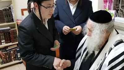 שיא הסבלנות ואהבת ישראל: הגה"צ הרב אליעזר ברלנד שליט"א לומד עם בחור בחוג בית