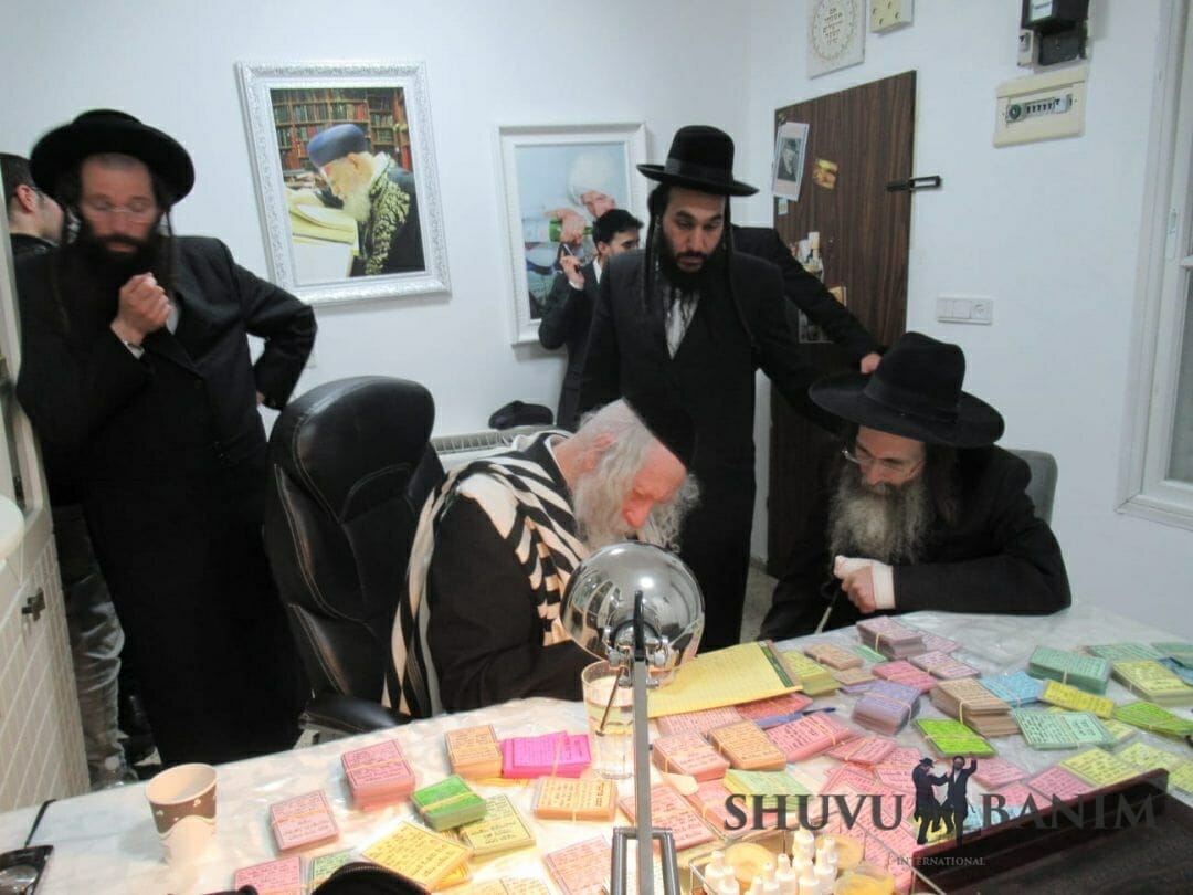 הצדיק הרב ברלנד עם ר' יעקב זיסוהלץ בביתו של ר' שלמה ויזמאן [גלריית תמונות]