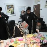 הצדיק הרב ברלנד עם ר' יעקב זיסוהלץ בביתו של ר' שלמה ויזמאן [גלריית תמונות]