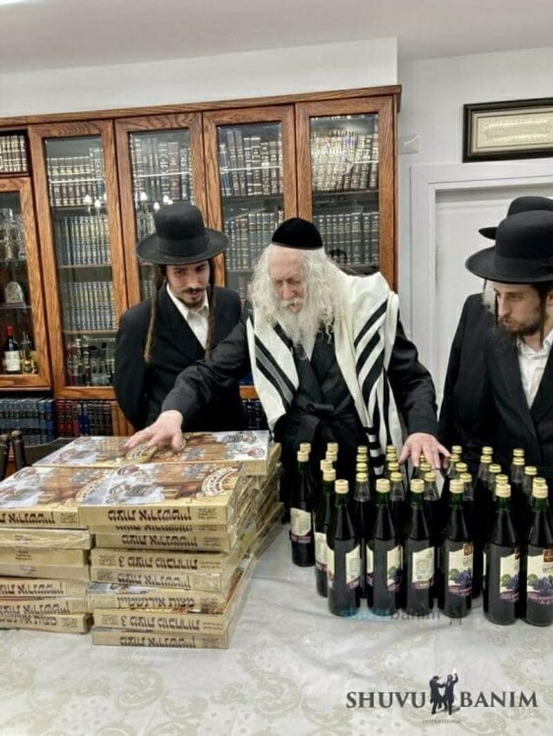 הגה"צ רבי אליעזר ברלנד שליט"א מברך את היין והמצות ליל הסדר למשפחות 'הבן יקיר לי'